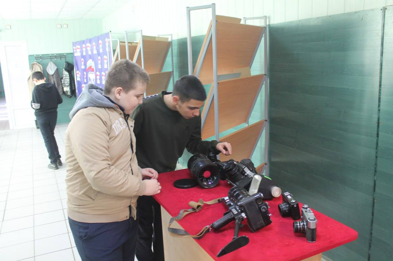 День старых фотографий прошёл в Мангушском местном отделении партии «Единая Россия» День старых фотографий прошёл в Мангушском местном отделении партии «Единая Россия»