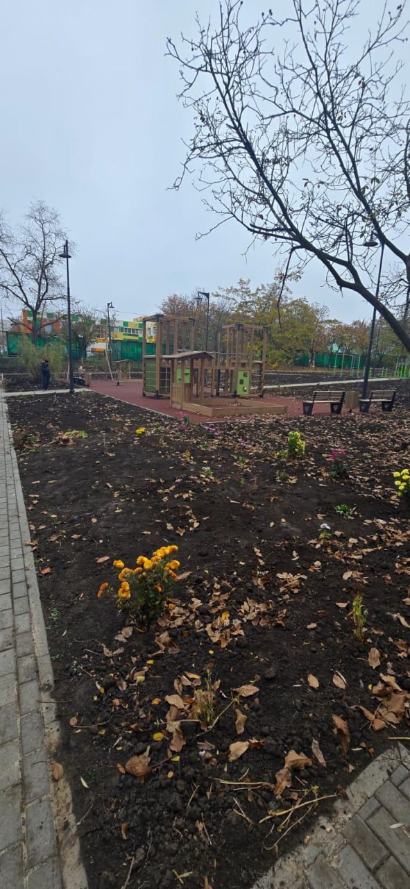 Специалисты из Санкт-Петербурга завершили благоустройство дворов в Мариуполе Специалисты из Санкт-Петербурга завершили благоустройство дворов в Мариуполе