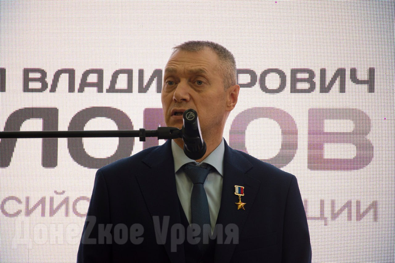 "У вас по-другому горят глаза": Герой России Максим Шоломов встретился с молодежью ДНР "У вас по-другому горят глаза": Герой России Максим Шоломов встретился с молодежью ДНР