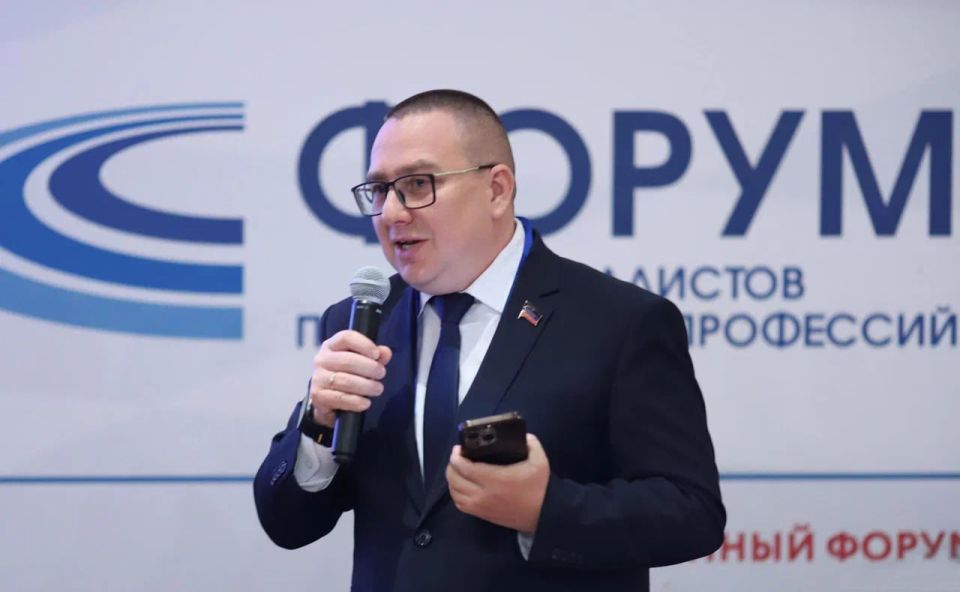 Андрей Крамар: На этих выходных отработал в Подмосковье: на ежегодный Форум специалистов политических профессий съезжаются высочайшего уровня политические управленцы и эксперты-практики со всех концов России (а кто-то... Андрей Крамар: На этих выходных отработал в Подмосковье: на ежегодный Форум специалистов политических профессий съезжаются высочайшего уровня политические управленцы и эксперты-практики со всех концов России (а кто-то...