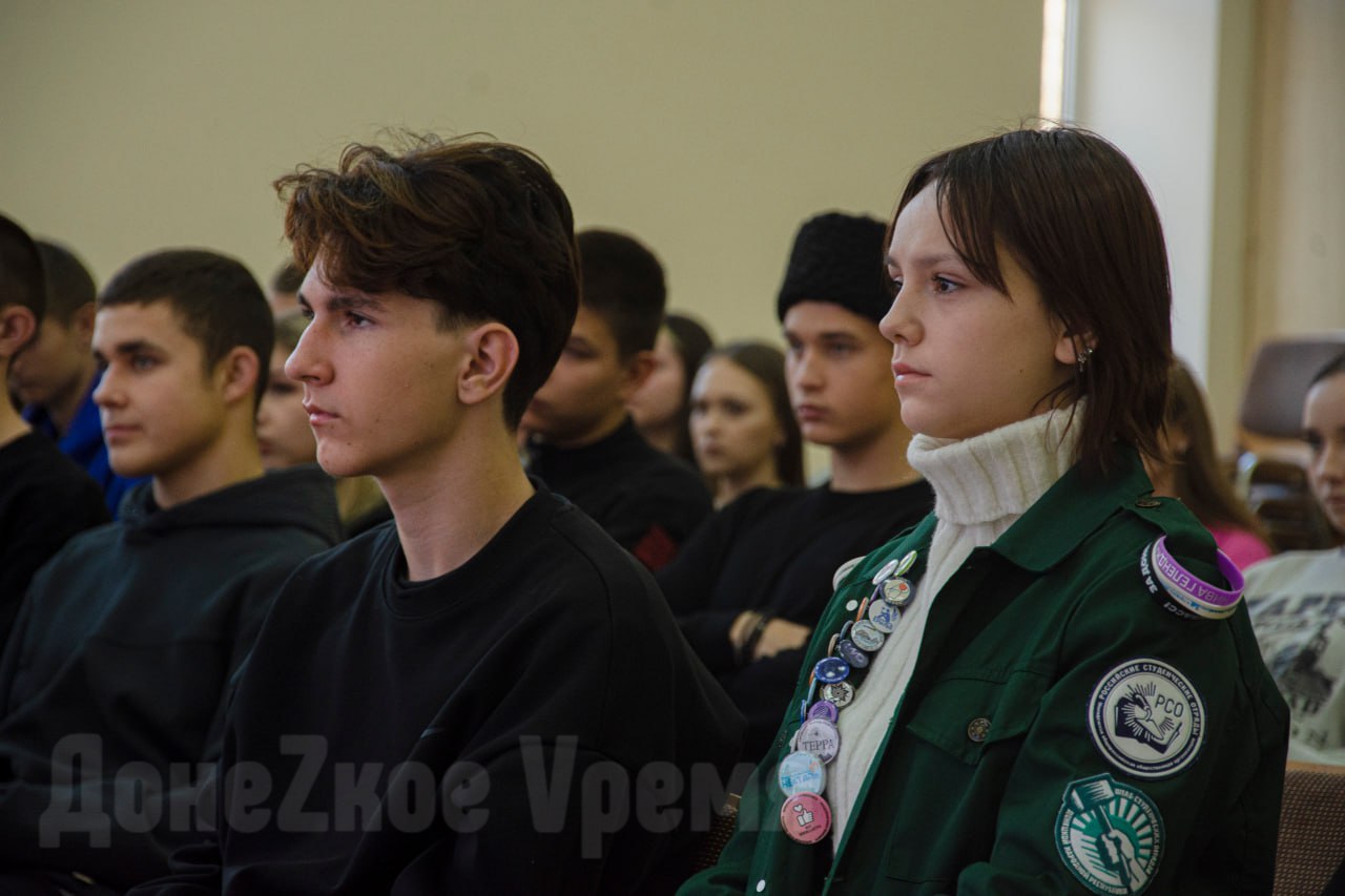 "У вас по-другому горят глаза": Герой России Максим Шоломов встретился с молодежью ДНР "У вас по-другому горят глаза": Герой России Максим Шоломов встретился с молодежью ДНР
