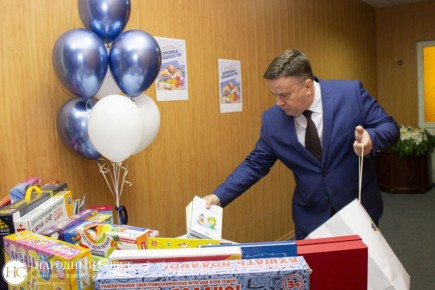 Вместе с коллегами по депутатскому корпусу принял участие во Всероссийской акции партии «Единая Россия» «Коробка храбрости»