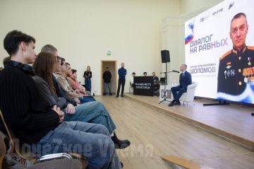 "У вас по-другому горят глаза": Герой России Максим Шоломов встретился с молодежью ДНР