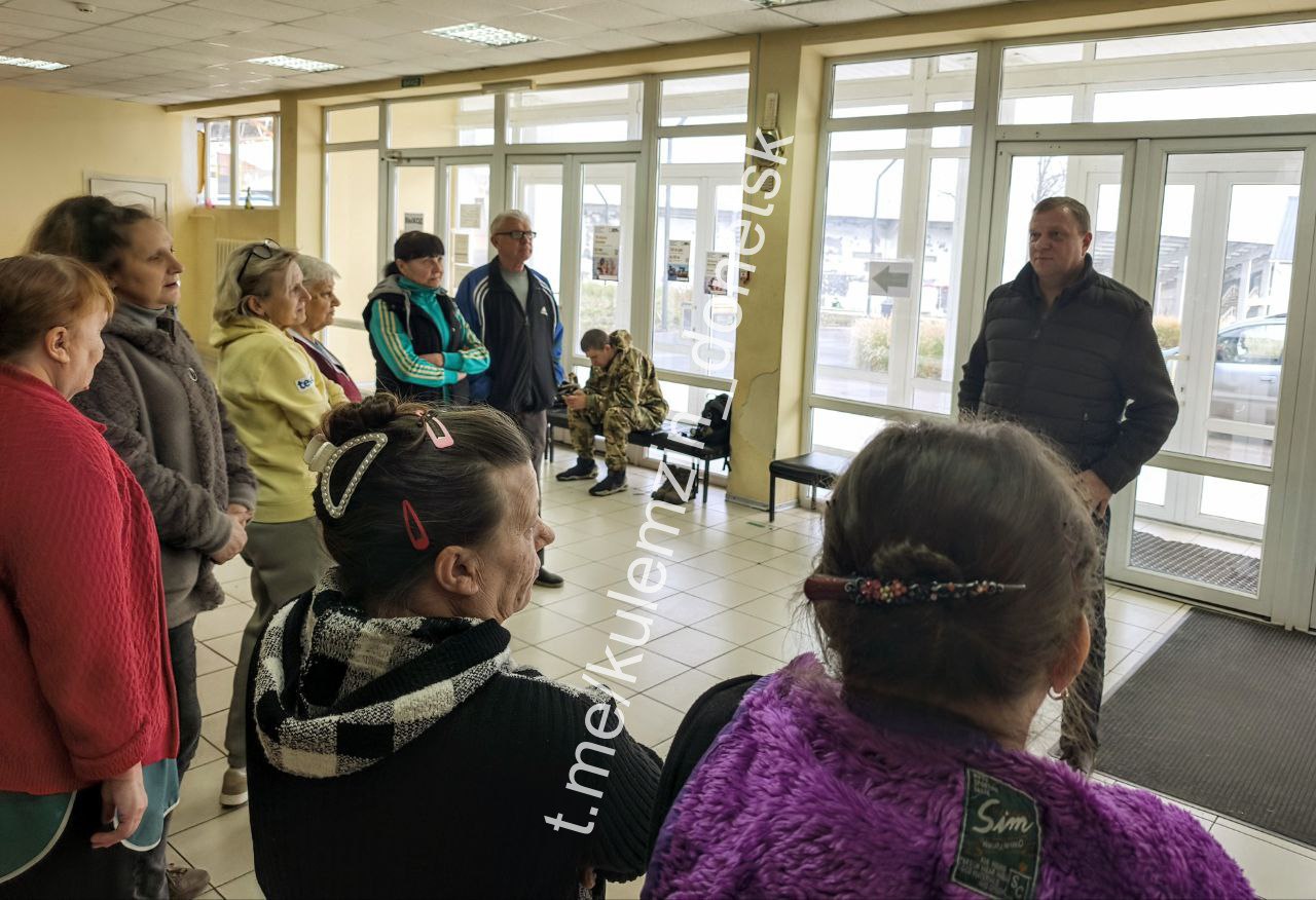 Сегодня состоялась встреча заместителя главы администрации г. о. Донецк с работниками спортивного комплекса «Донецк» Ворошиловского района Сегодня состоялась встреча заместителя главы администрации г. о. Донецк с работниками спортивного комплекса «Донецк» Ворошиловского района