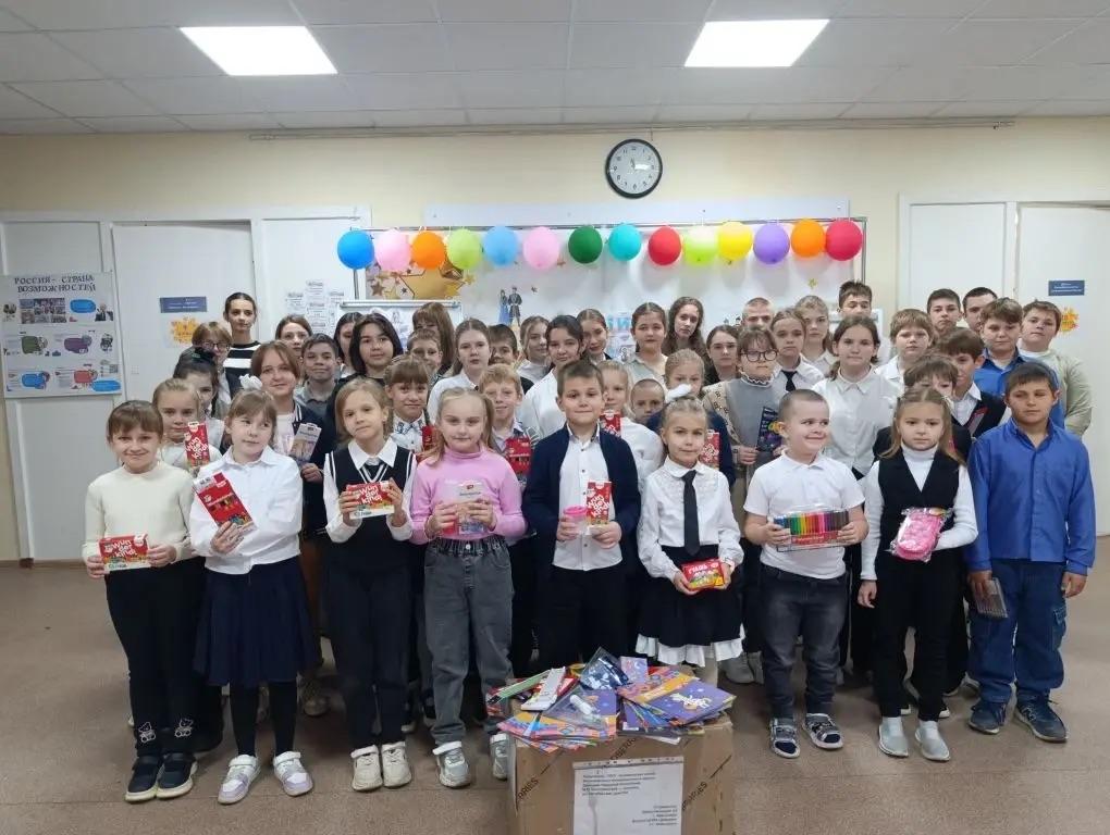 Школьники из села Волновахского округа получили посылки от центра «Доверие» из Лабытнанги ЯНАО