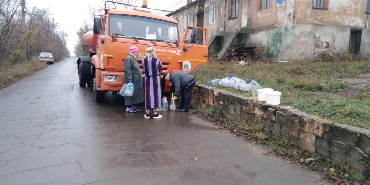 В Кировском внутригородском районе при поддержке региона-шефа Московская область продолжается подвоз воды для жителей домов, в которые в установленный графиком день не поступила вода В Кировском внутригородском районе при поддержке региона-шефа Московская область продолжается подвоз воды для жителей домов, в которые в установленный графиком день не поступила вода