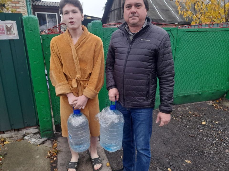 Роман Конев: 17 ноября 2025 года депутаты Горловского городского совета от фракции «Единая Россия» – Елена Кузьмина и Андрей Костюк осуществили подвоз воды Роман Конев: 17 ноября 2025 года депутаты Горловского городского совета от фракции «Единая Россия» – Елена Кузьмина и Андрей Костюк осуществили подвоз воды