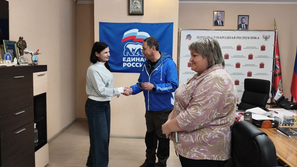 Константин Зинченко: Сегодня с большим удовольствием вручил партийные билеты новым членам Волновахского местного отделения Партии "Единая Россия" Константин Зинченко: Сегодня с большим удовольствием вручил партийные билеты новым членам Волновахского местного отделения Партии "Единая Россия"
