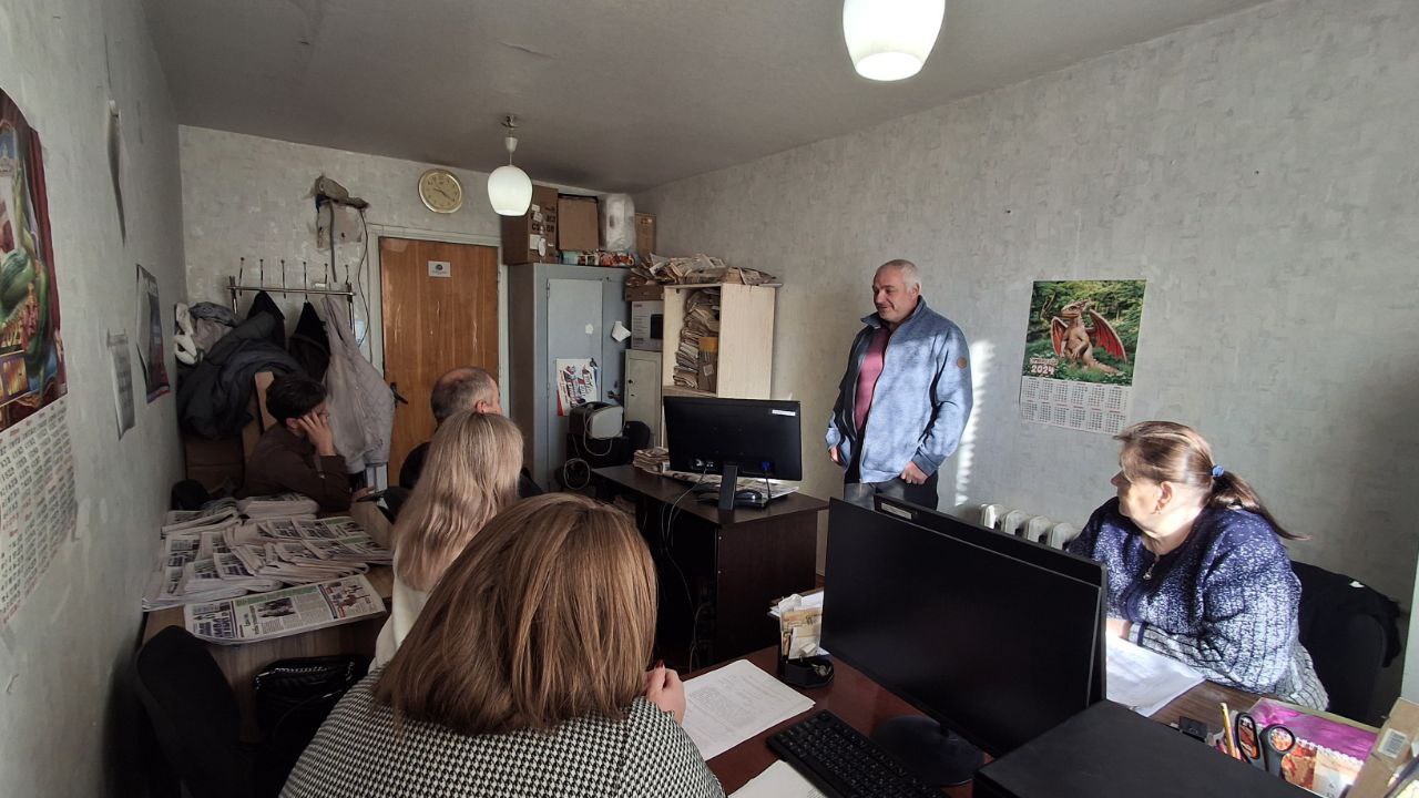 Сегодня депутат Тельмановского муниципального совета Юрий Корюк встретился с сотрудниками редакции газеты «Новая Нива (ДНР)» ГУП ДНР «РМХ»