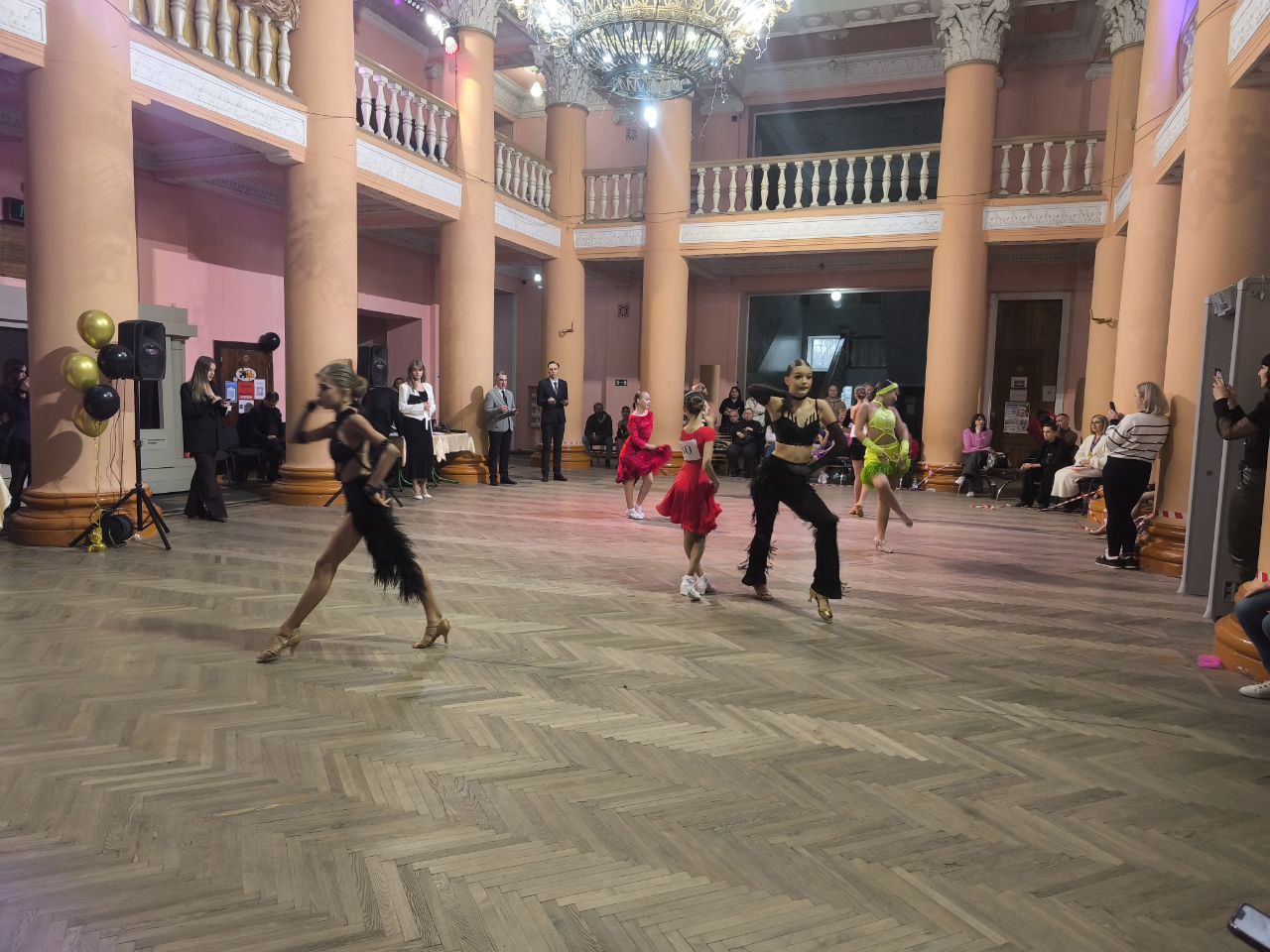 ТУРНИР ПО БАЛЬНЫМ ТАНЦАМ. В воскресенье, 16 ноября 2025 года, на базе МБУ «Дворец культуры имени Владимира Маяковского городского округа Торез» прошел турнир по бальным танцам «Осенний каприз» ТУРНИР ПО БАЛЬНЫМ ТАНЦАМ. В воскресенье, 16 ноября 2025 года, на базе МБУ «Дворец культуры имени Владимира Маяковского городского округа Торез» прошел турнир по бальным танцам «Осенний каприз»