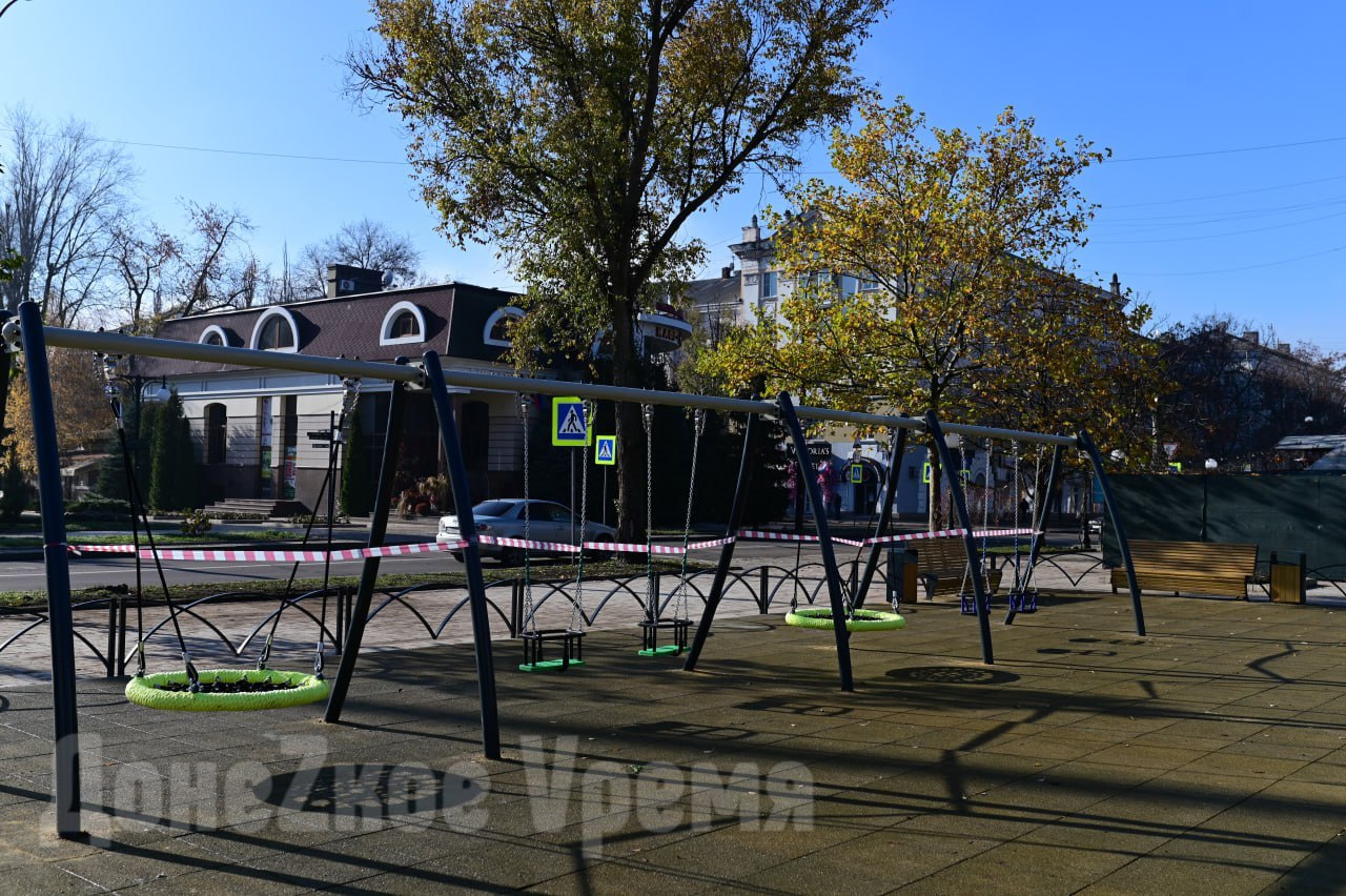 До открытия считанные дни: на бульваре Пушкина в Донецке завершили монтаж новой детской площадки До открытия считанные дни: на бульваре Пушкина в Донецке завершили монтаж новой детской площадки