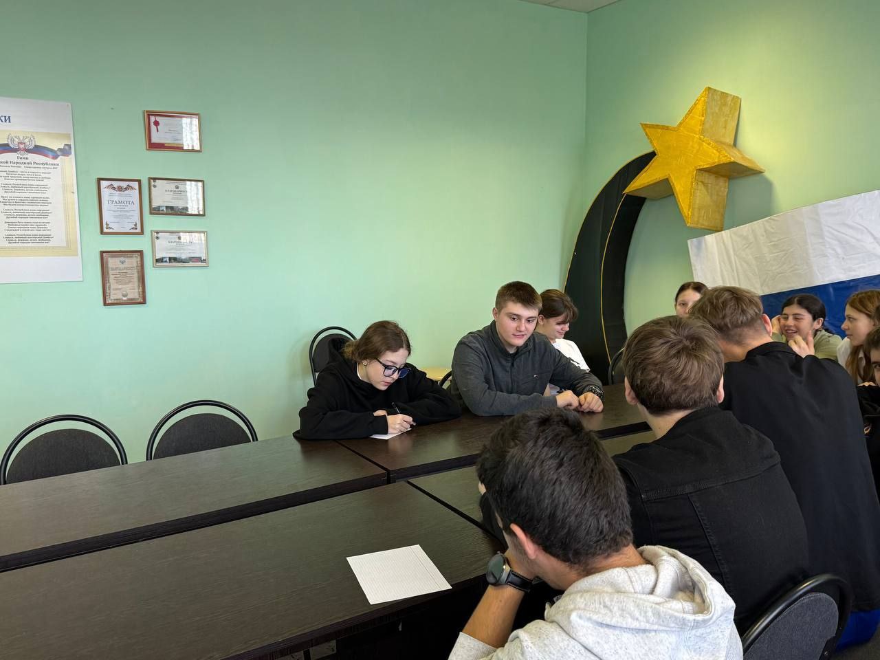 Сегодня, 17 ноября, сотрудники «Центр культуры и досуга города Дебальцево» провели увлекательный профориентационный урок для учеников 9 класса, посвященный миру профессий и будущей карьере Сегодня, 17 ноября, сотрудники «Центр культуры и досуга города Дебальцево» провели увлекательный профориентационный урок для учеников 9 класса, посвященный миру профессий и будущей карьере