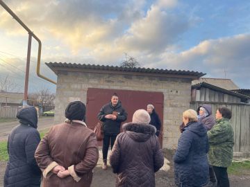 Сегодня, 17 ноября 2025 года, по поручению Главы Республики Дениса Пушилина, активист района Ирина Покрасова провела встречу с жителями по адресу: ул. Саврасова, 8