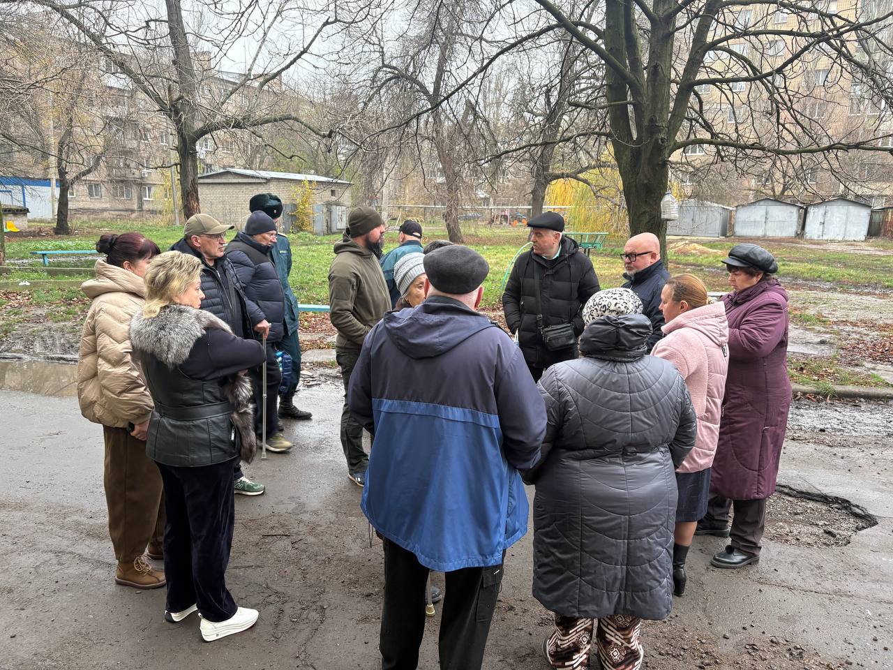 Продолжаются сходы с жителями Ленинского района г. Донецка Продолжаются сходы с жителями Ленинского района г. Донецка