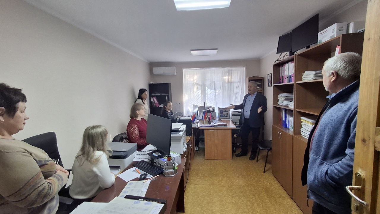 Сегодня депутат Тельмановского муниципального совета Владимир Ермак встретился с коллективом отдела культуры Администрации Тельмановского муниципального округа