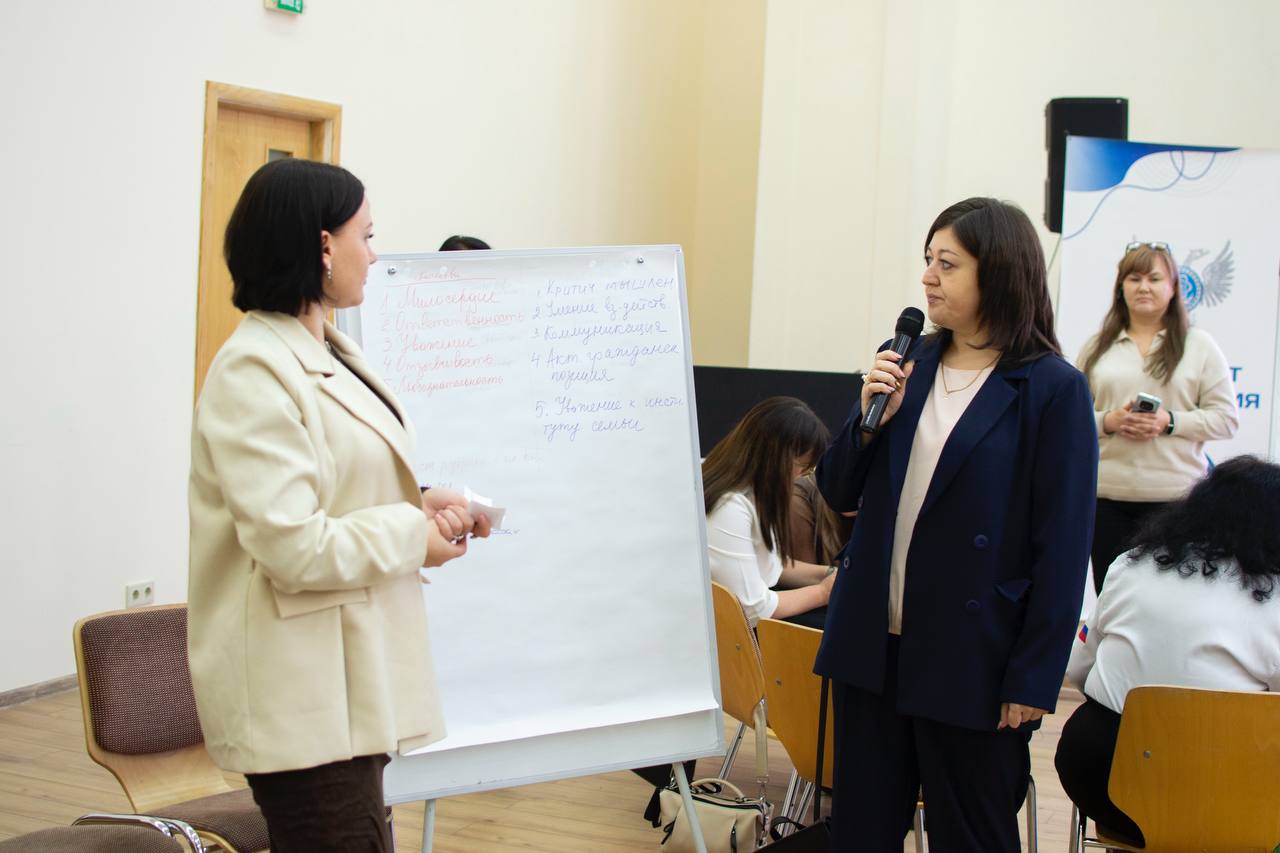 Олег Трофимов: Новые горизонты школьного воспитания: в фокусе — федеральные проекты! В Донецке прошел региональный образовательный интенсив для специалистов сферы воспитания «Открываем возможности» Олег Трофимов: Новые горизонты школьного воспитания: в фокусе — федеральные проекты! В Донецке прошел региональный образовательный интенсив для специалистов сферы воспитания «Открываем возможности»