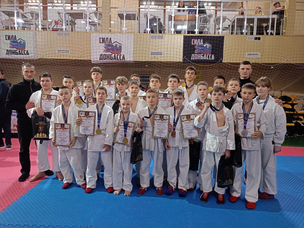 16 ноября в городе в Донецк наши ребята МБУ ДО СШ 1 г.о. Харцызск, приняли участие в Республиканском детско-юношеском турнире "ЛИГА ЮНЫХ" по рукопашному бою, посвященном годовщине образования 1-й Славянской Гвардейской... 16 ноября в городе в Донецк наши ребята МБУ ДО СШ 1 г.о. Харцызск, приняли участие в Республиканском детско-юношеском турнире "ЛИГА ЮНЫХ" по рукопашному бою, посвященном годовщине образования 1-й Славянской Гвардейской...