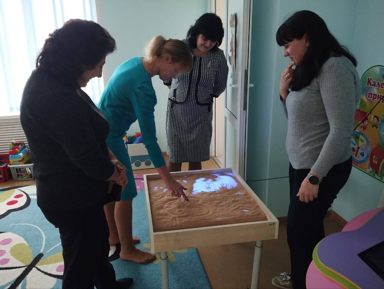 Камышеватский детский сад «Ласточка» с рабочим визитом посетили заместитель Главы администрации, исполнительный секретарь Мангушского местного отделения партии Наталья Михайловна Тосхопаран, заведующий Камышеватским... Камышеватский детский сад «Ласточка» с рабочим визитом посетили заместитель Главы администрации, исполнительный секретарь Мангушского местного отделения партии Наталья Михайловна Тосхопаран, заведующий Камышеватским...