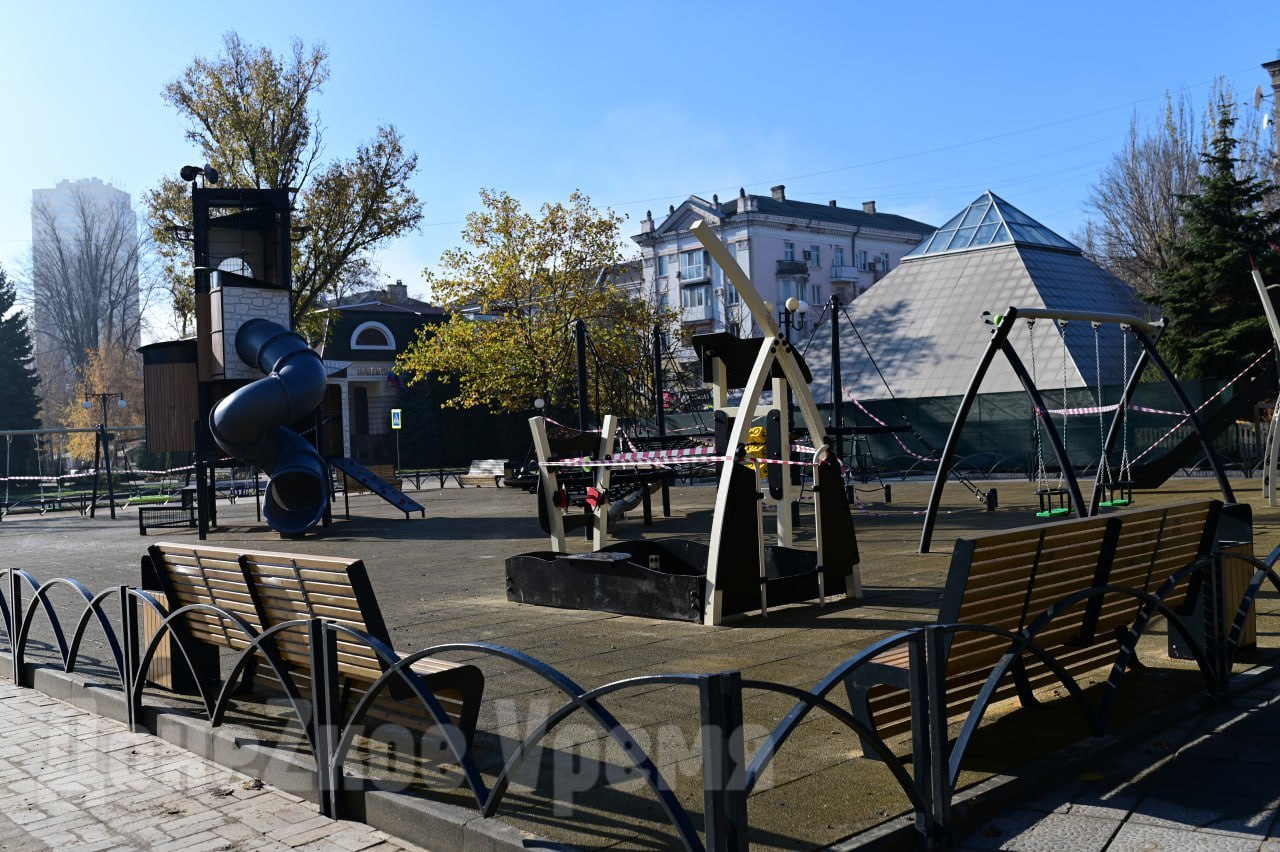 До открытия считанные дни: на бульваре Пушкина в Донецке завершили монтаж новой детской площадки До открытия считанные дни: на бульваре Пушкина в Донецке завершили монтаж новой детской площадки