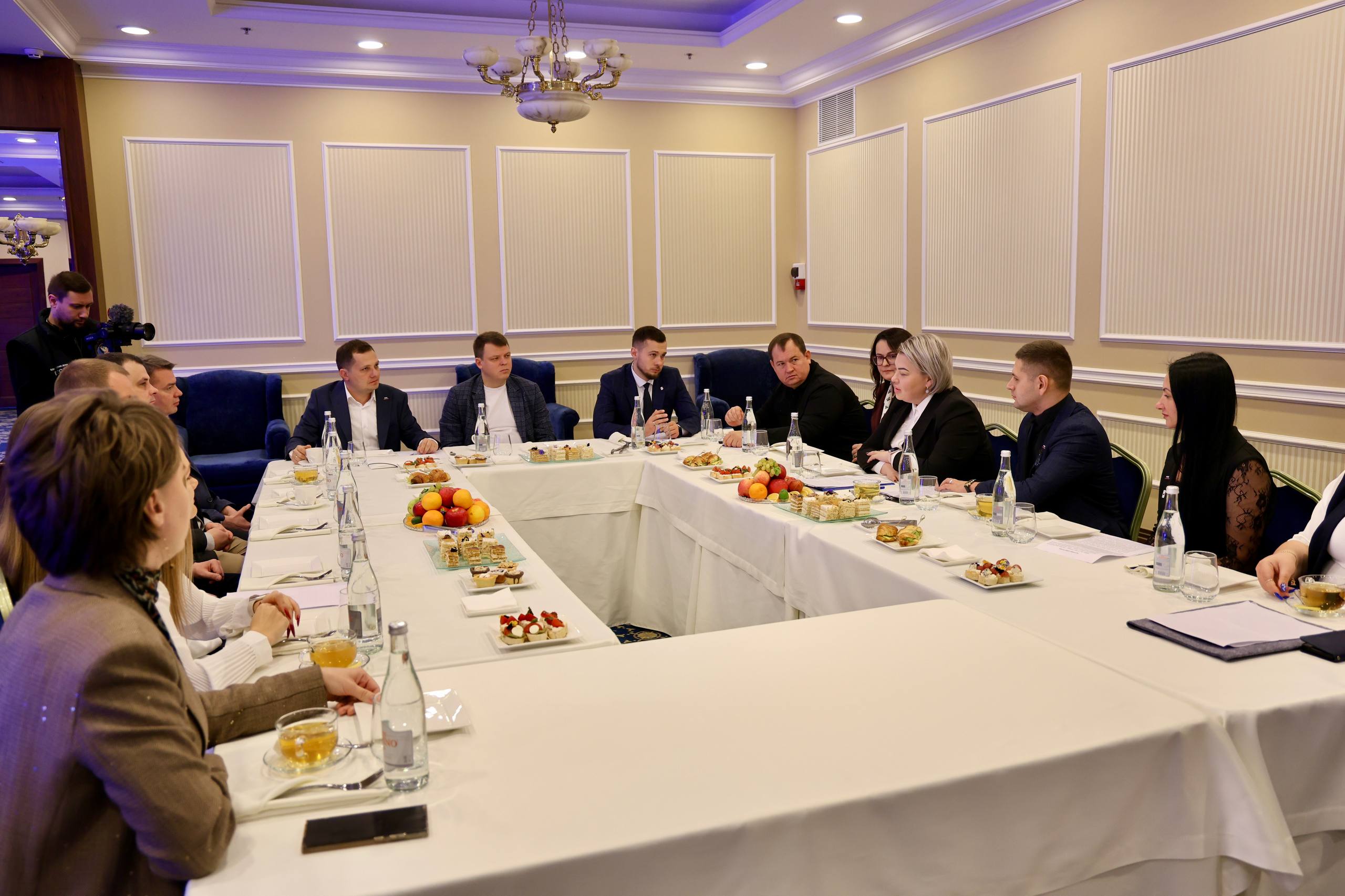 Кирилл Макаров: Кажется, совсем недавно мы открывали площадку Президентской платформы «Россия — страна возможностей» в Донецке, когда всё приходилось выстраивать шаг за шагом