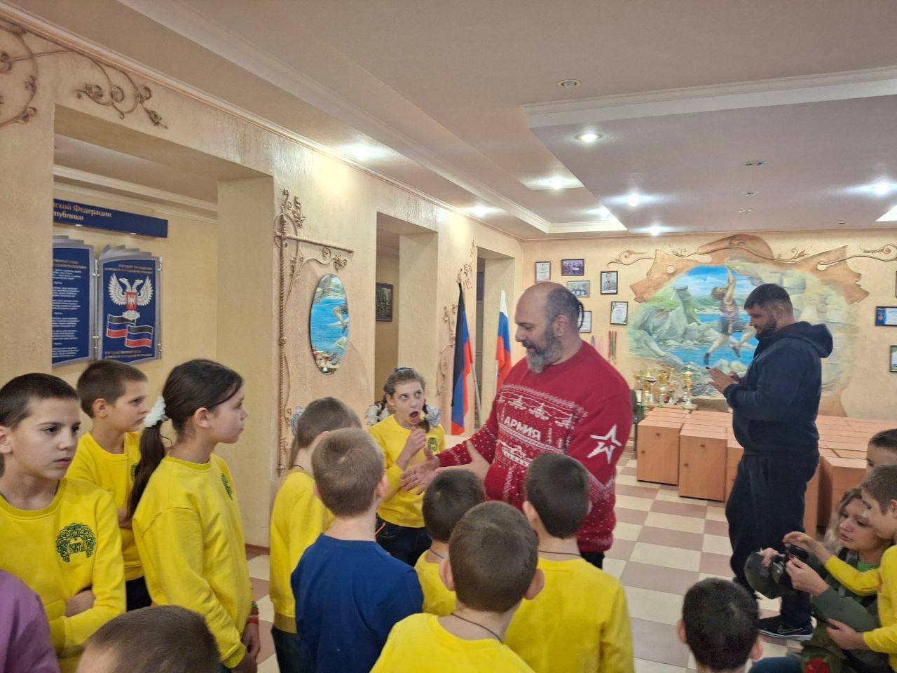 Комитет семей воинов Отечества Донецкой Народной Республики посетил детский дом в Амвросиевке Комитет семей воинов Отечества Донецкой Народной Республики посетил детский дом в Амвросиевке