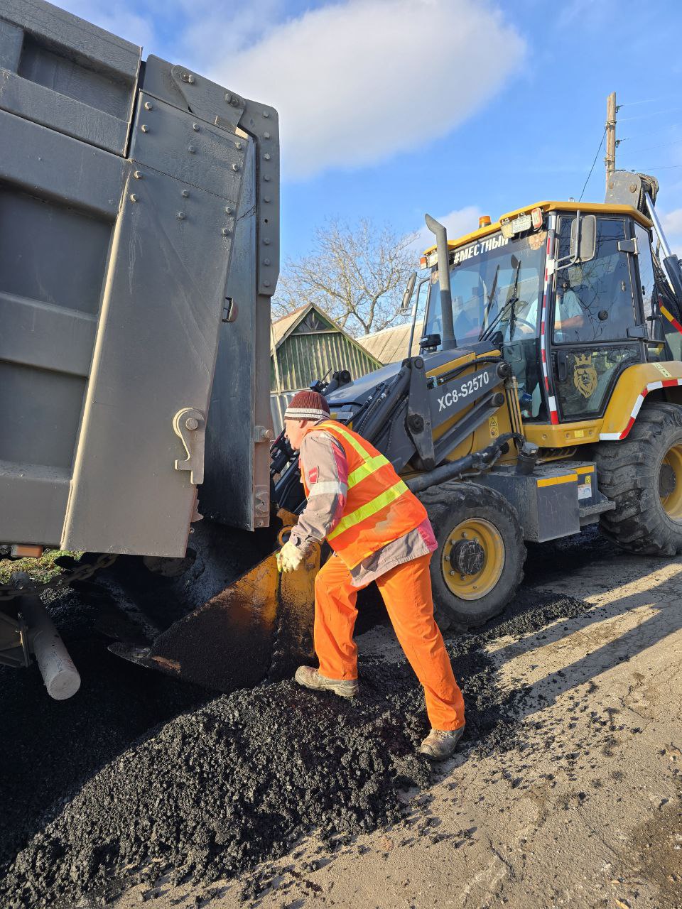 Сергей Юзвинкевич: По ул. Чапаева в пгт Володарское ведутся работы по текущему (ямочному) ремонту дорог Сергей Юзвинкевич: По ул. Чапаева в пгт Володарское ведутся работы по текущему (ямочному) ремонту дорог