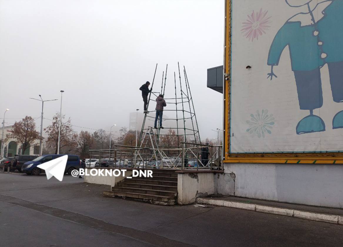 Возле «Молоко» на Ильича в Калининском устанавливают ёлку