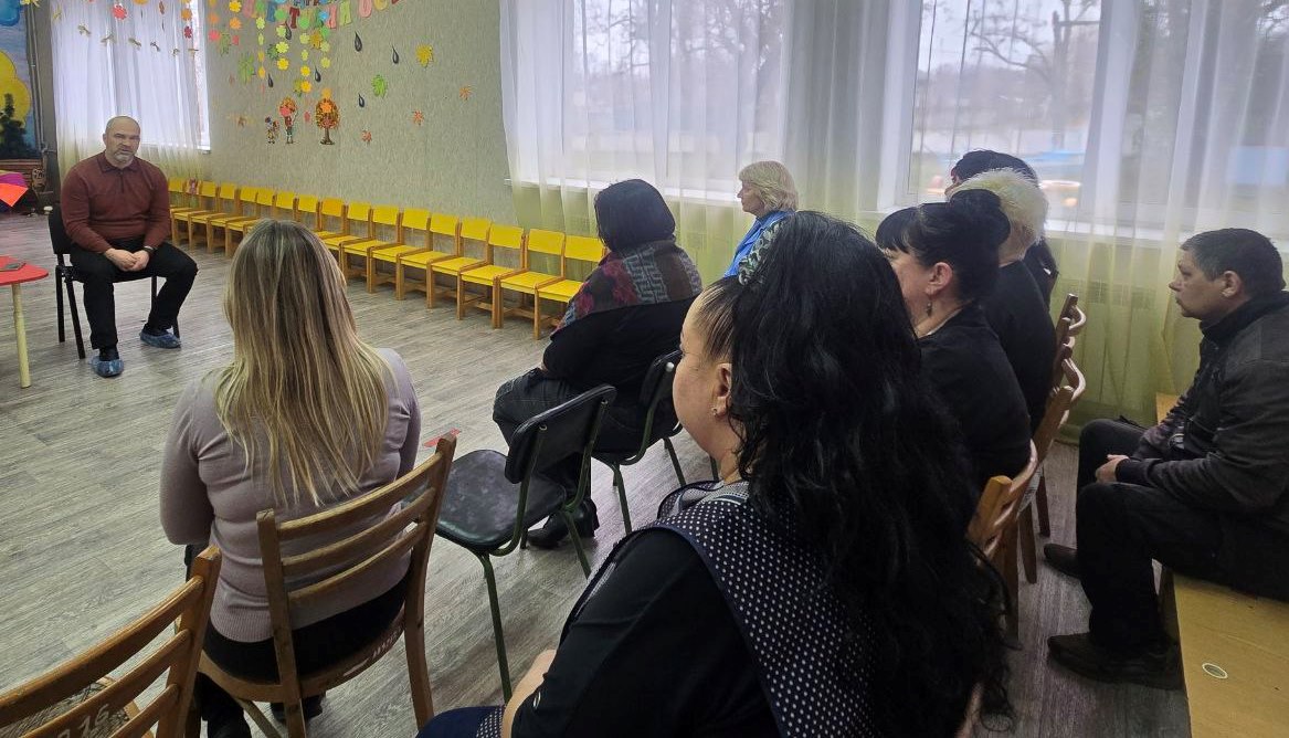 Сегодня, 17 ноября, глава муниципального образования городского округа Дебальцево, секретарь МО Всероссийской политической партии «Единая Россия» встретился с трудовым коллективом ГКДОУ «Ясли – сад №2 «Светлячок»... Сегодня, 17 ноября, глава муниципального образования городского округа Дебальцево, секретарь МО Всероссийской политической партии «Единая Россия» встретился с трудовым коллективом ГКДОУ «Ясли – сад №2 «Светлячок»...