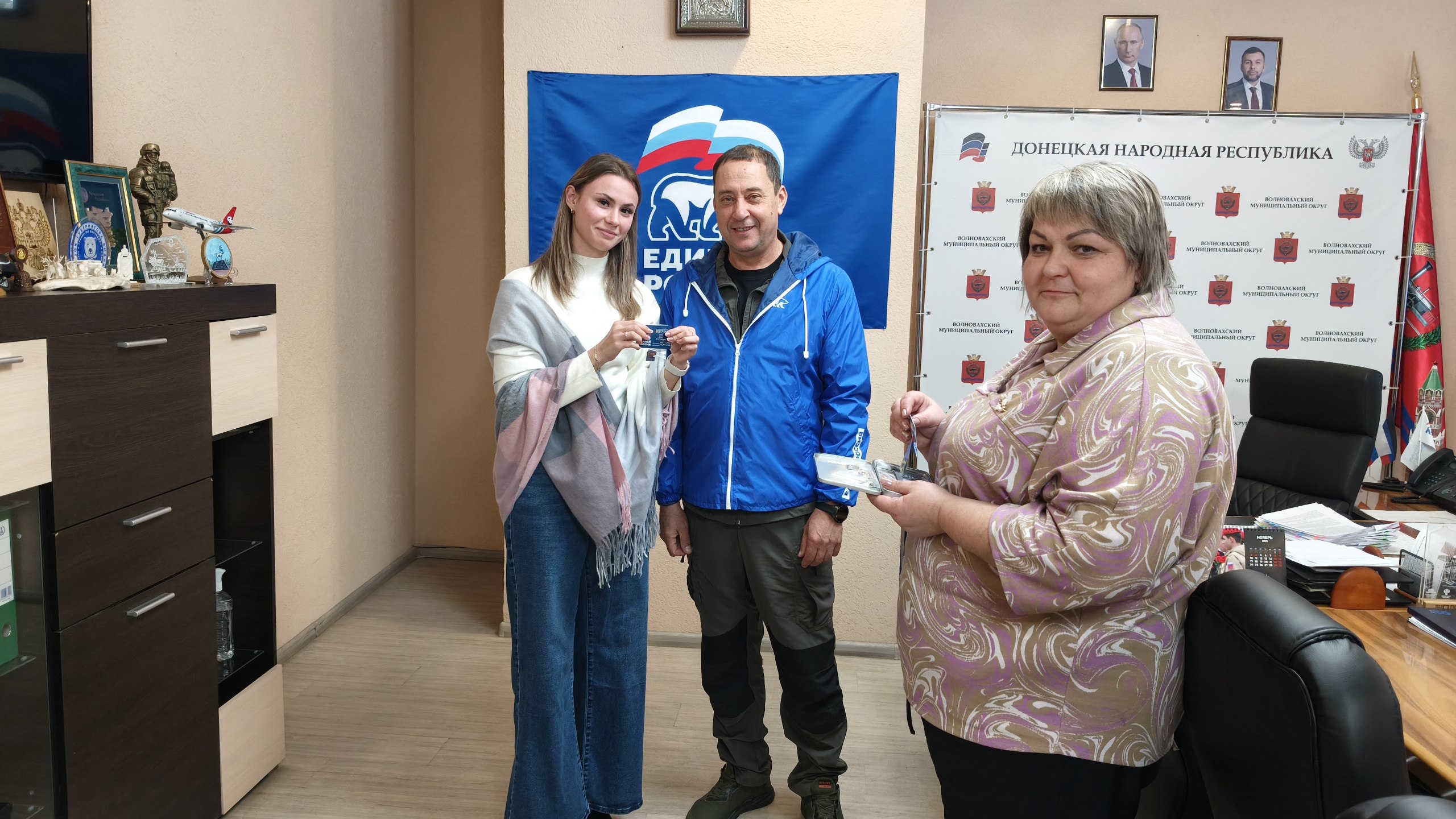 Константин Зинченко: Сегодня с большим удовольствием вручил партийные билеты новым членам Волновахского местного отделения Партии "Единая Россия" Константин Зинченко: Сегодня с большим удовольствием вручил партийные билеты новым членам Волновахского местного отделения Партии "Единая Россия"