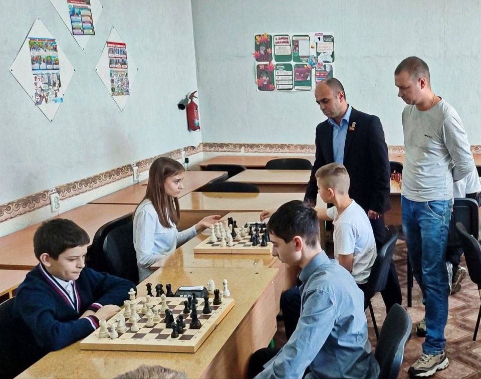 Заместитель Председателя Торезского городского совета Андрей Пашков посетил шахматное первенство в школе №10 города Тореза, которое было организовано при поддержке Союза женщин России города Тореза в сотрудничестве с... Заместитель Председателя Торезского городского совета Андрей Пашков посетил шахматное первенство в школе №10 города Тореза, которое было организовано при поддержке Союза женщин России города Тореза в сотрудничестве с...