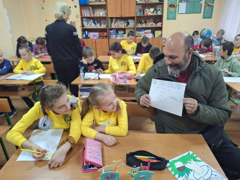 Комитет семей воинов Отечества Донецкой Народной Республики посетил детский дом в Амвросиевке Комитет семей воинов Отечества Донецкой Народной Республики посетил детский дом в Амвросиевке