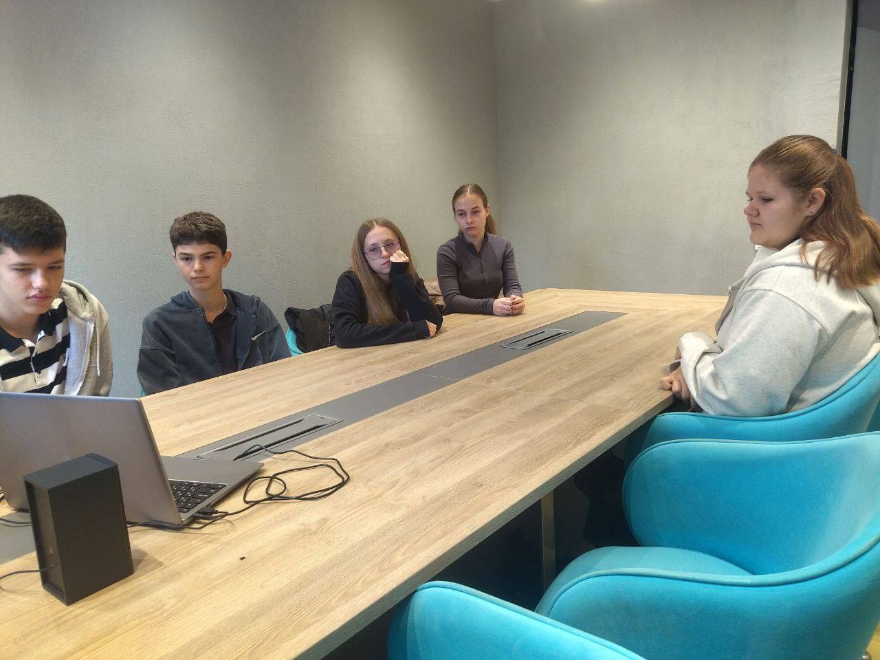 Встреча Юных дипломатов. На Доме молодежи состоялась встреча с почётным гостем лидером Дипломатического движения Ямала, выпускник клуба г.Надыма - Тимуром Садыковым, который в настоящее время учится в Китае! Во время встречи...