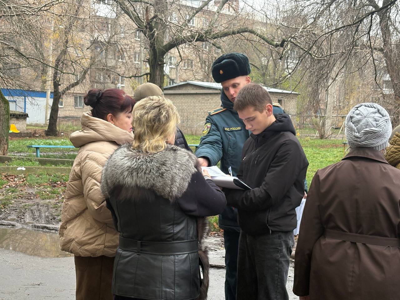 Продолжаются сходы с жителями Ленинского района г. Донецка Продолжаются сходы с жителями Ленинского района г. Донецка