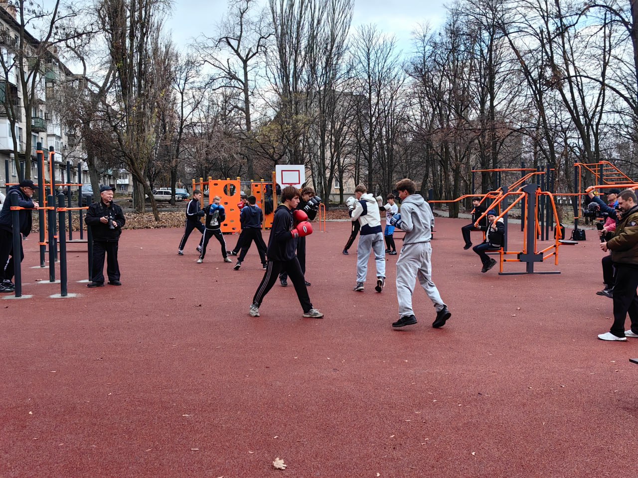 Александр Пеняев: Сегодня вместе с председателем Правительства ДНР Андреем Чертковым, заместителем губернатора Челябинской области Александром Лазаревым и руководителем Центрального исполкома Донецкого регионального... Александр Пеняев: Сегодня вместе с председателем Правительства ДНР Андреем Чертковым, заместителем губернатора Челябинской области Александром Лазаревым и руководителем Центрального исполкома Донецкого регионального...