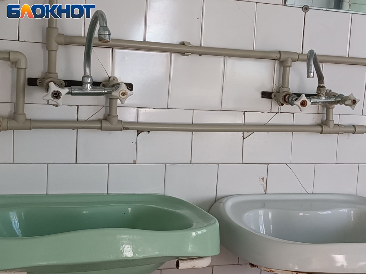 График водоснабжения в ДНР остановился из-за блэкаута, дончане ждут у кранов