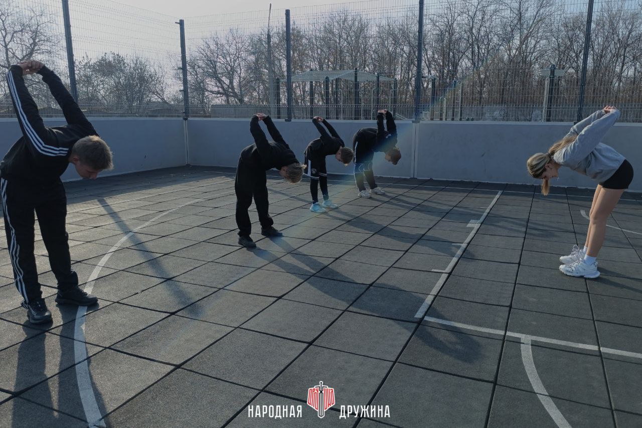 Твоя лучшая подача!. В рамках партийного проекта "Старший брат" партии "Единая Россия" активисты Народной Дружины города Енакиево провели тренировку по волейболу