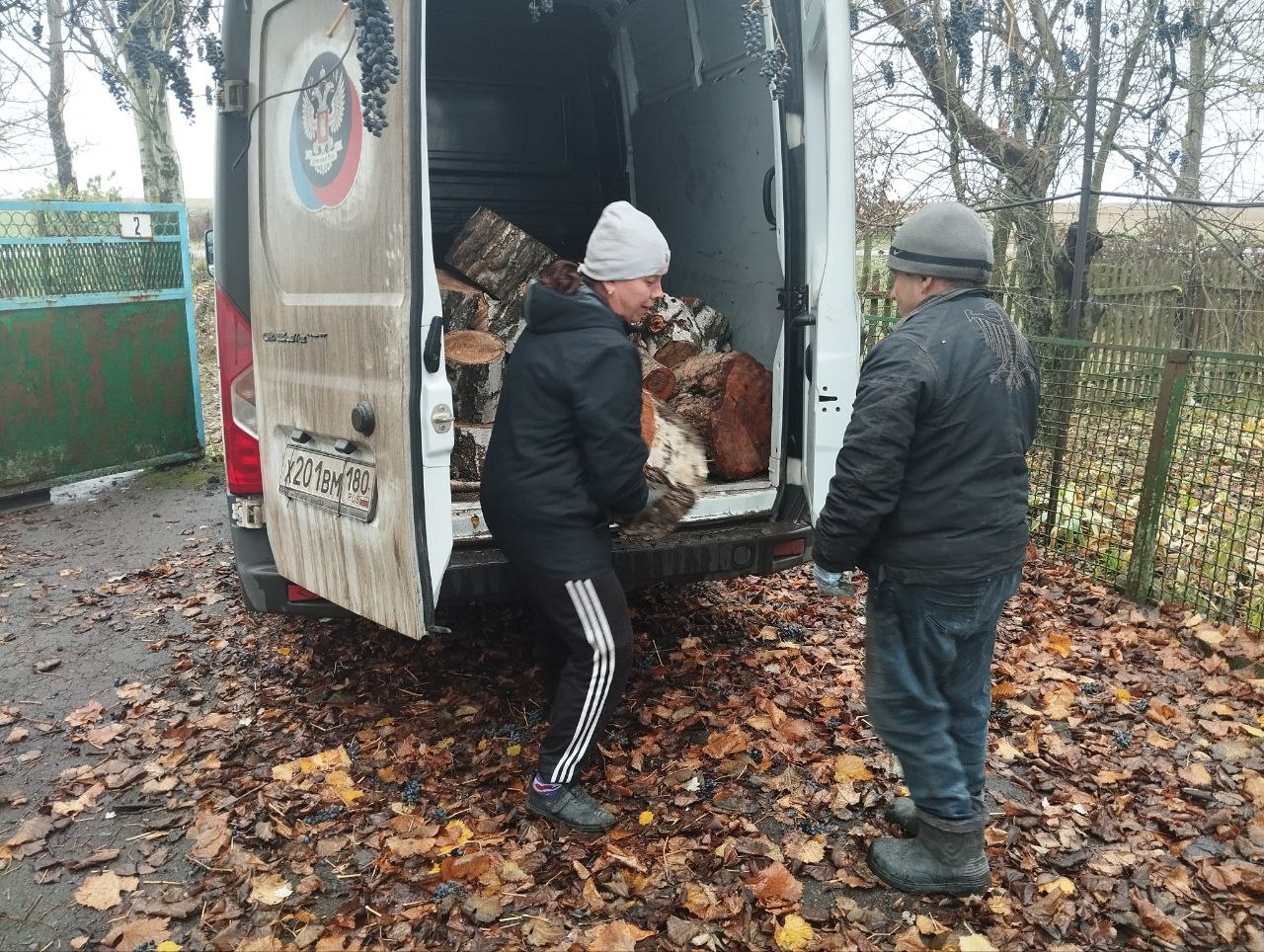 Наталья Великодная: Помощь жителям в действии. В Общественную приемную партии "Единая Россия" Тельмановского МО поступило обращение от жительницы села Луково, которая остро нуждалась в помощи с заготовкой дров Наталья Великодная: Помощь жителям в действии. В Общественную приемную партии "Единая Россия" Тельмановского МО поступило обращение от жительницы села Луково, которая остро нуждалась в помощи с заготовкой дров