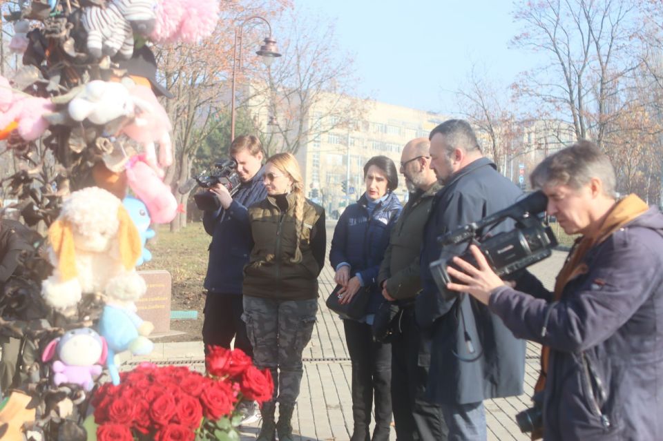 Первой точкой на маршруте памятных мест Донецка стала Аллея Славы в парке Ленинского Комсомола Первой точкой на маршруте памятных мест Донецка стала Аллея Славы в парке Ленинского Комсомола