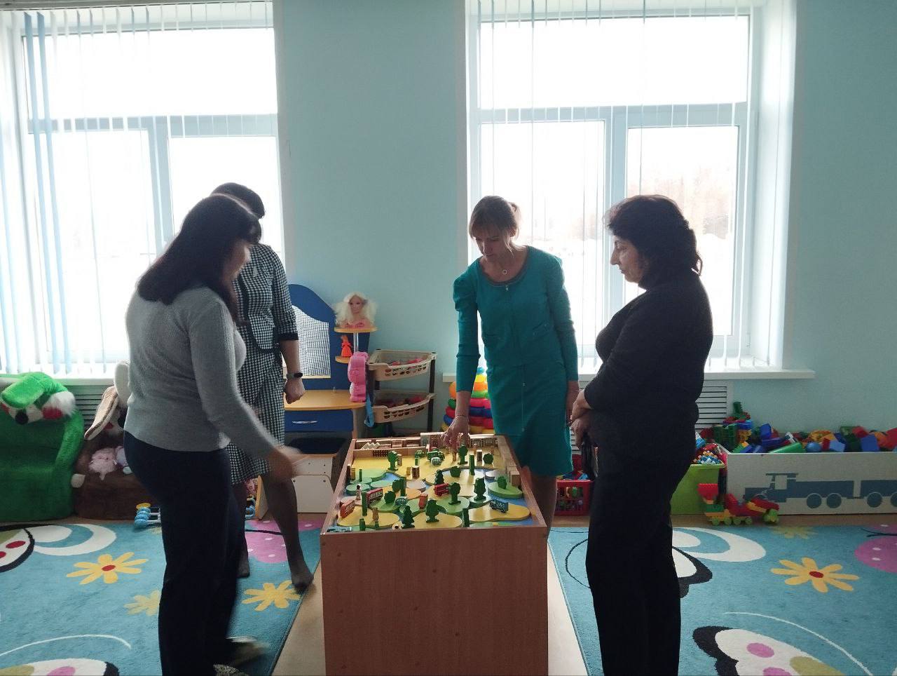 Камышеватский детский сад «Ласточка» с рабочим визитом посетили заместитель Главы администрации, исполнительный секретарь Мангушского местного отделения партии Наталья Михайловна Тосхопаран, заведующий Камышеватским... Камышеватский детский сад «Ласточка» с рабочим визитом посетили заместитель Главы администрации, исполнительный секретарь Мангушского местного отделения партии Наталья Михайловна Тосхопаран, заведующий Камышеватским...