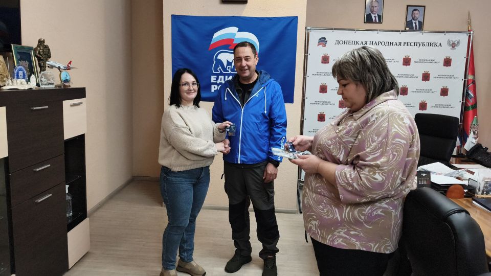 Константин Зинченко: Сегодня с большим удовольствием вручил партийные билеты новым членам Волновахского местного отделения Партии "Единая Россия" Константин Зинченко: Сегодня с большим удовольствием вручил партийные билеты новым членам Волновахского местного отделения Партии "Единая Россия"