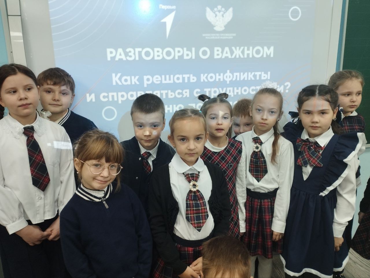 В школах Кировского прошли внеурочные занятия «Разговоры о важном»