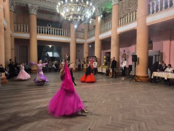 ТУРНИР ПО БАЛЬНЫМ ТАНЦАМ. В воскресенье, 16 ноября 2025 года, на базе МБУ «Дворец культуры имени Владимира Маяковского городского округа Торез» прошел турнир по бальным танцам «Осенний каприз»