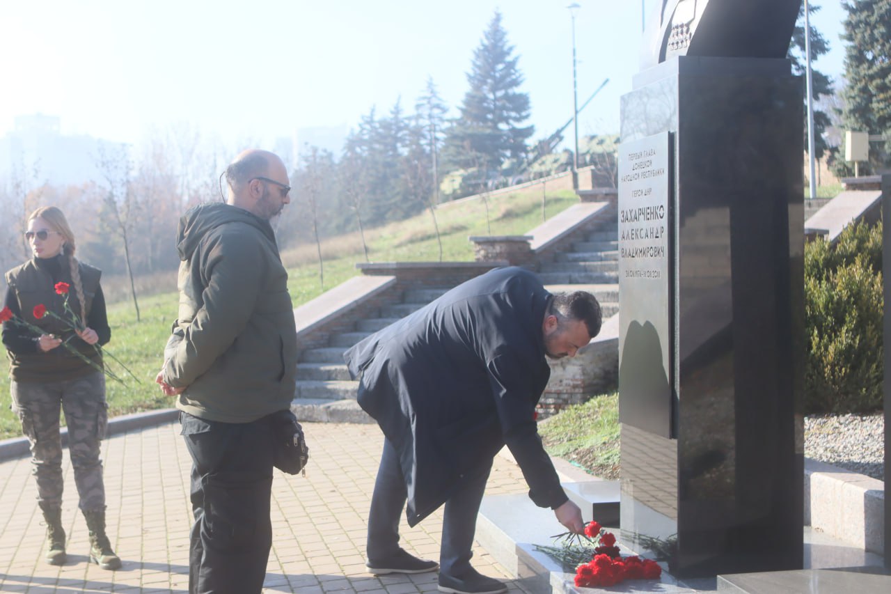 Первой точкой на маршруте памятных мест Донецка стала Аллея Славы в парке Ленинского Комсомола Первой точкой на маршруте памятных мест Донецка стала Аллея Славы в парке Ленинского Комсомола