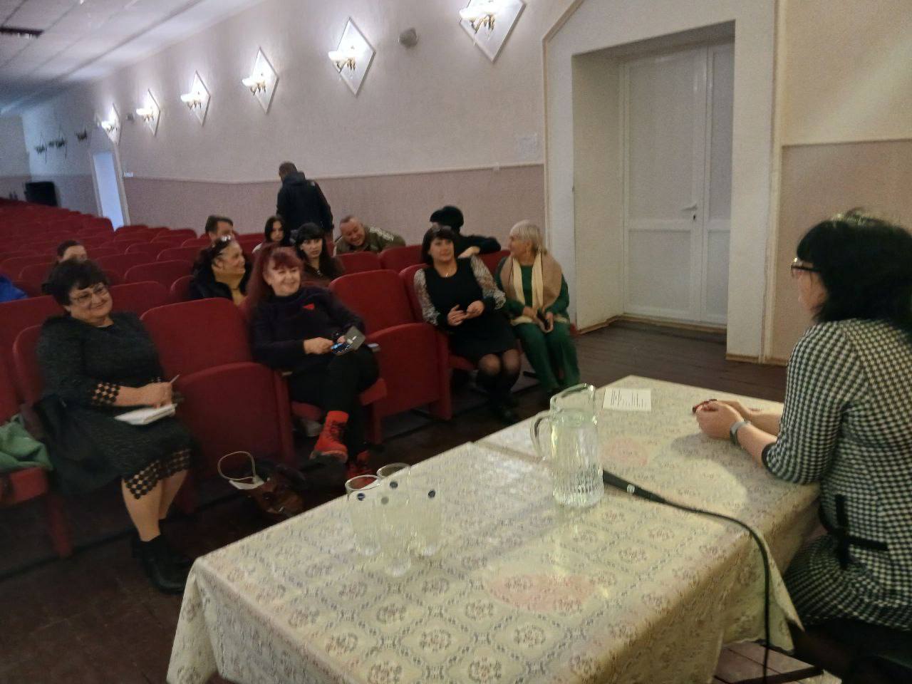 Заместитель Главы администрации Мангушского муниципального округа Наталья Михайловна Тосхопаран провела рабочую встречу с коллективом сотрудников МБУ «Мангушская централизованная клубная система»