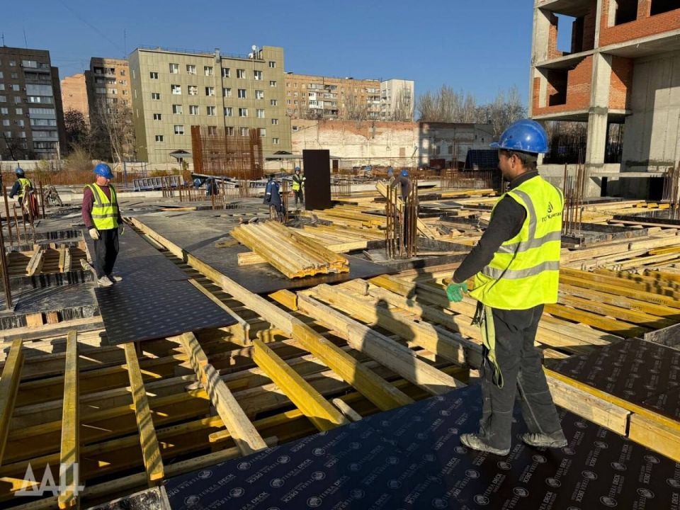 В Донецке продолжается строительство нового жилого комплекса «Первый Триумф» В Донецке продолжается строительство нового жилого комплекса «Первый Триумф»