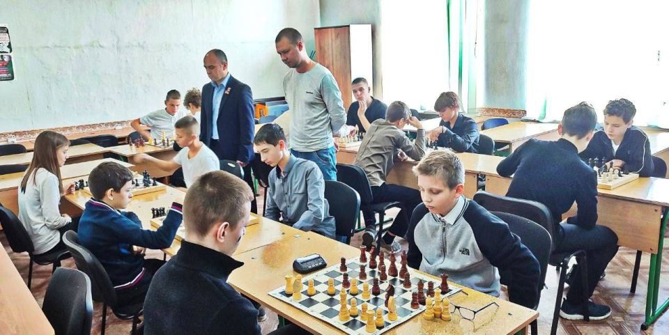 Заместитель Председателя Торезского городского совета Андрей Пашков посетил шахматное первенство в школе №10 города Тореза, которое было организовано при поддержке Союза женщин России города Тореза в сотрудничестве с... Заместитель Председателя Торезского городского совета Андрей Пашков посетил шахматное первенство в школе №10 города Тореза, которое было организовано при поддержке Союза женщин России города Тореза в сотрудничестве с...