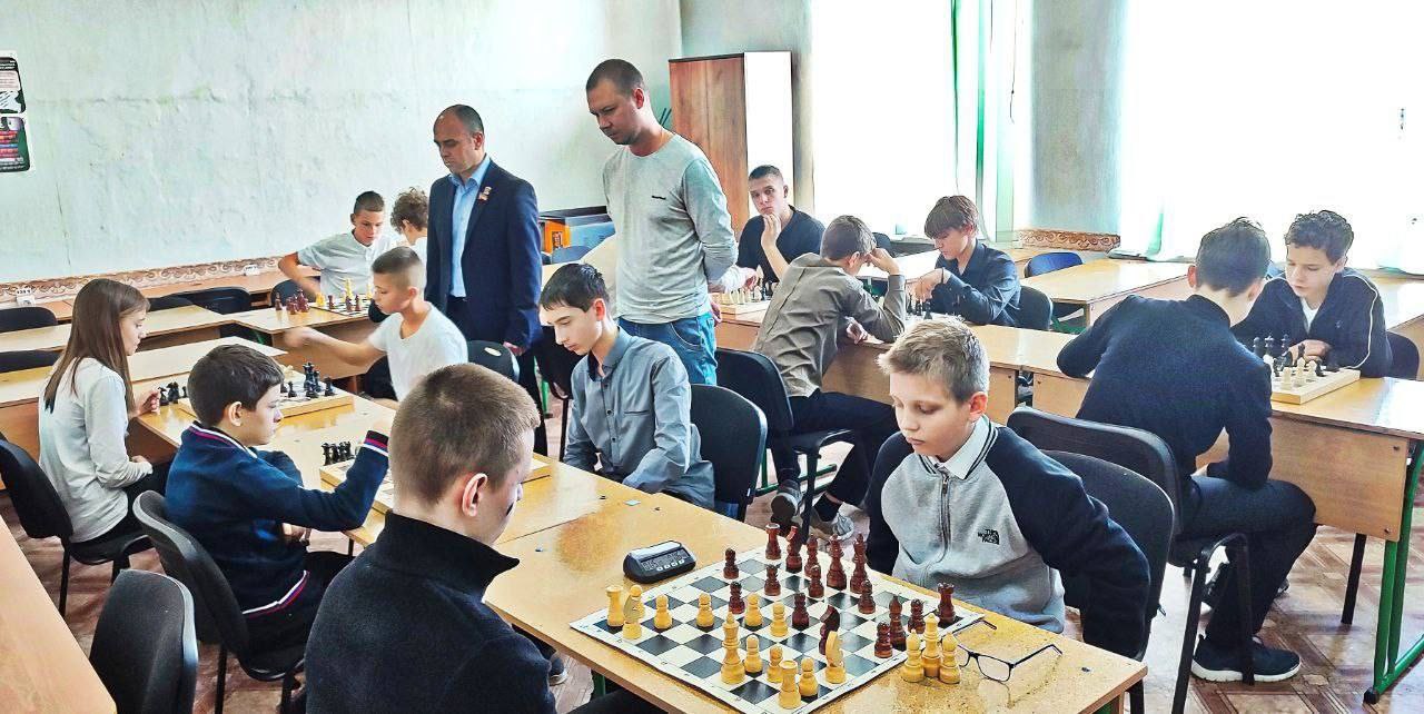 Заместитель Председателя Торезского городского совета Андрей Пашков посетил шахматное первенство в школе №10 города Тореза, которое было организовано при поддержке Союза женщин России города Тореза в сотрудничестве с... Заместитель Председателя Торезского городского совета Андрей Пашков посетил шахматное первенство в школе №10 города Тореза, которое было организовано при поддержке Союза женщин России города Тореза в сотрудничестве с...