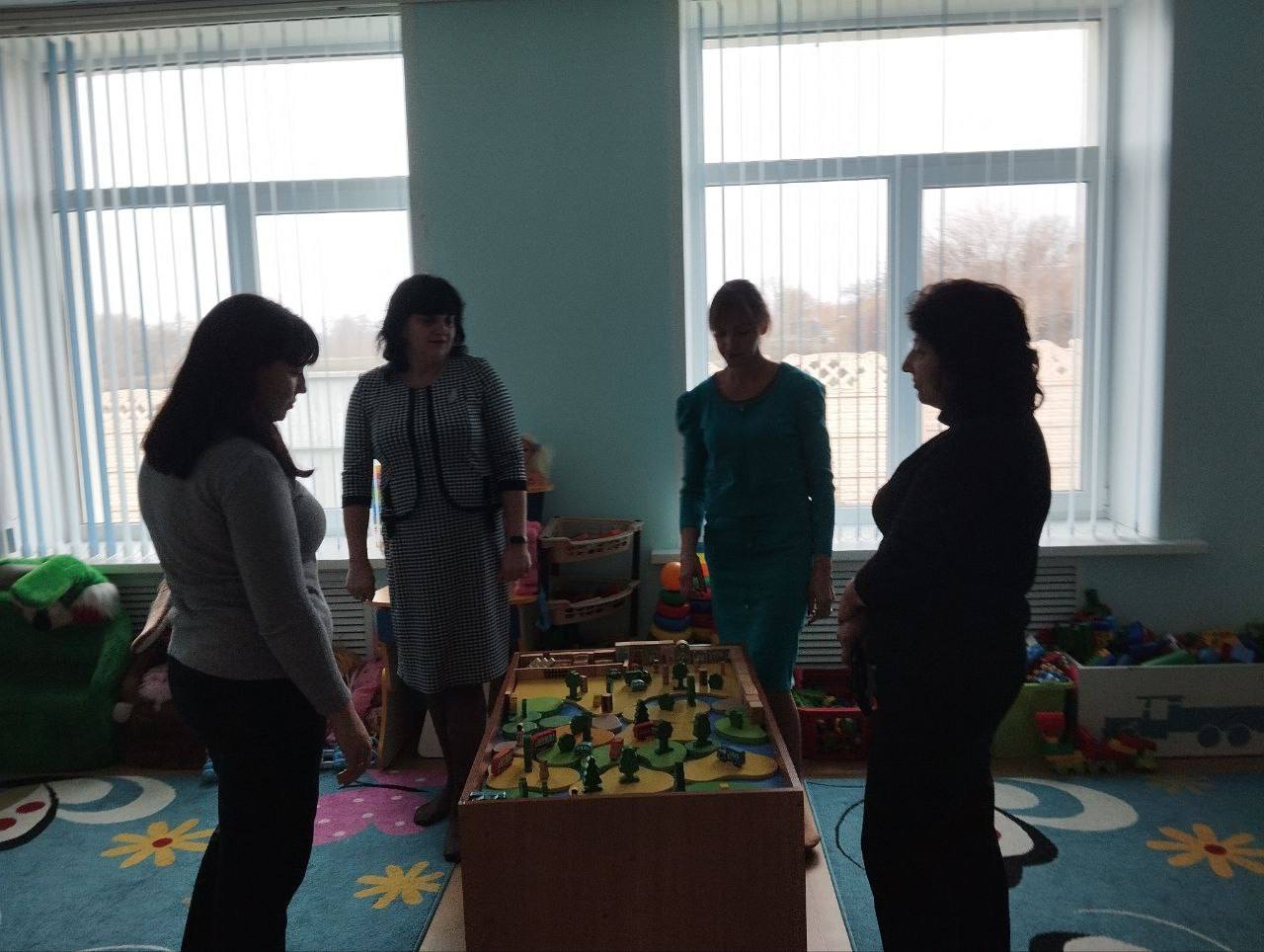 Камышеватский детский сад «Ласточка» с рабочим визитом посетили заместитель Главы администрации, исполнительный секретарь Мангушского местного отделения партии Наталья Михайловна Тосхопаран, заведующий Камышеватским... Камышеватский детский сад «Ласточка» с рабочим визитом посетили заместитель Главы администрации, исполнительный секретарь Мангушского местного отделения партии Наталья Михайловна Тосхопаран, заведующий Камышеватским...