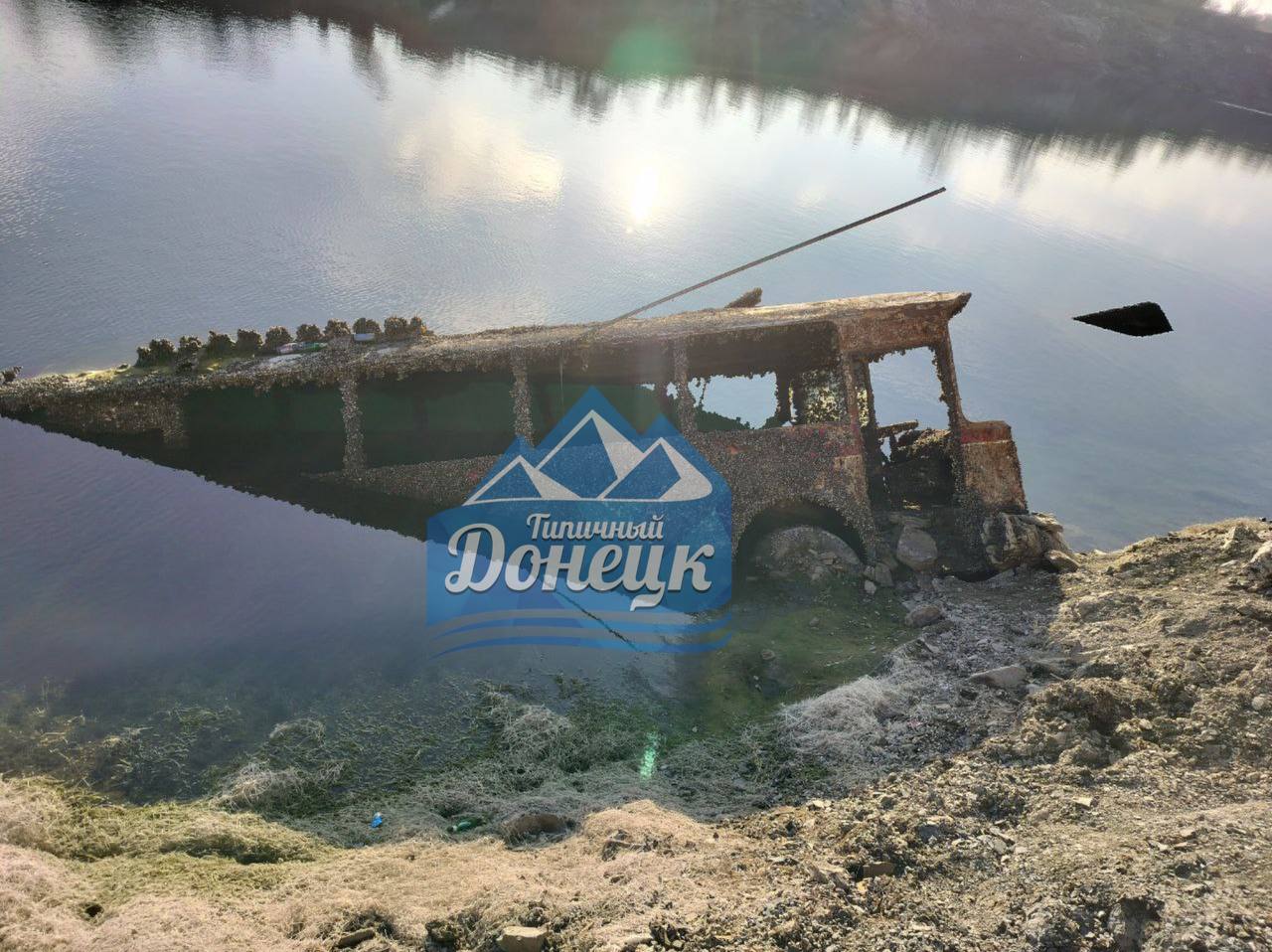 Тайны СССР: на дне иссушенного Монаховского карьера в ДНР обнаружен остов автобуса Тайны СССР: на дне иссушенного Монаховского карьера в ДНР обнаружен остов автобуса