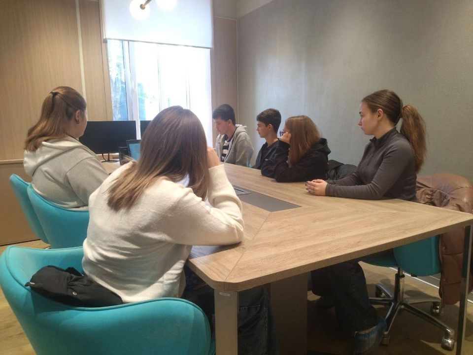 Встреча Юных дипломатов. На Доме молодежи состоялась встреча с почётным гостем лидером Дипломатического движения Ямала, выпускник клуба г.Надыма - Тимуром Садыковым, который в настоящее время учится в Китае! Во время встречи... Встреча Юных дипломатов. На Доме молодежи состоялась встреча с почётным гостем лидером Дипломатического движения Ямала, выпускник клуба г.Надыма - Тимуром Садыковым, который в настоящее время учится в Китае! Во время встречи...